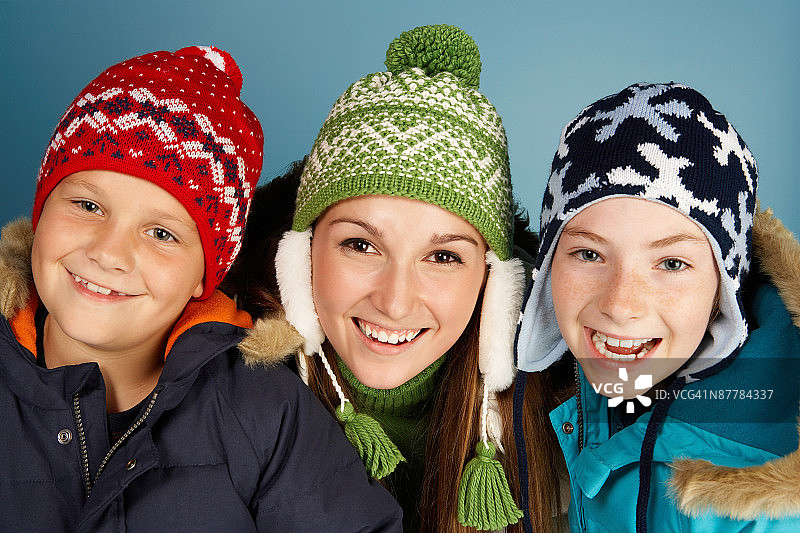 穿着冬季服装的母子肖像图片素材