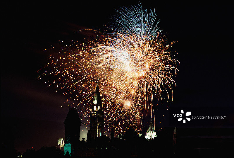 建筑物上空绽放的烟花图片素材