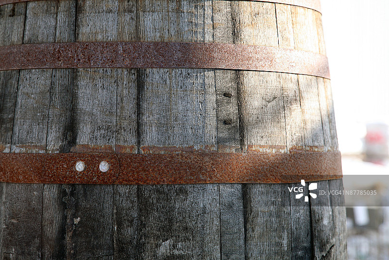 带有生锈金属带的风化木桶图片素材