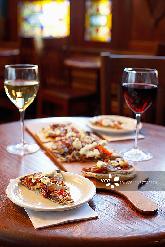 传统意大利披萨和葡萄酒图片素材