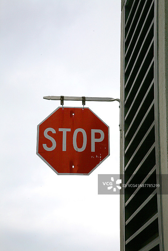 安装在结构上的停止标志图片素材