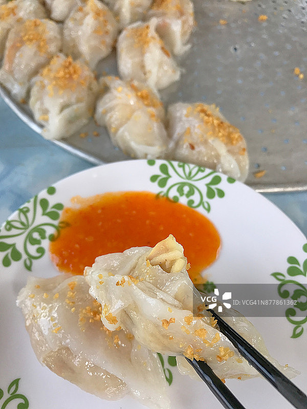 手持筷子夹着菜粿图片素材