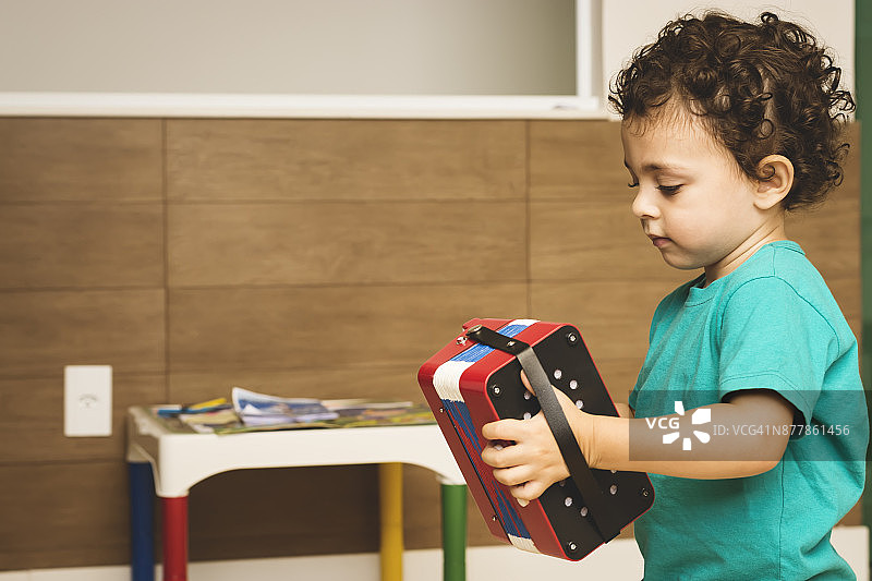 可爱的音乐家男孩图片素材