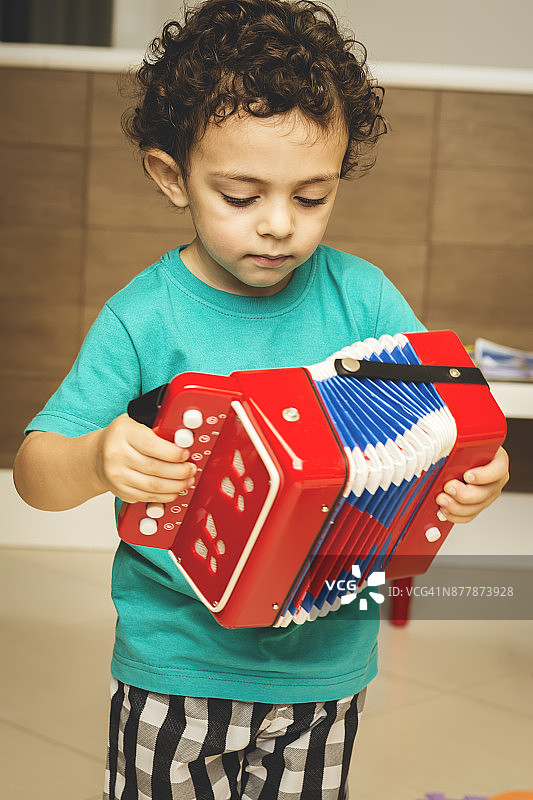 可爱的音乐家男孩图片素材