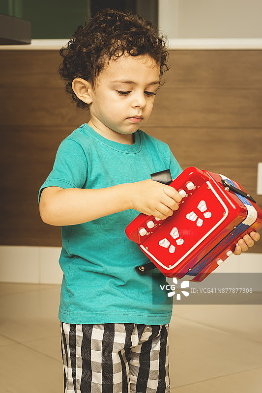 可爱的音乐家男孩图片素材