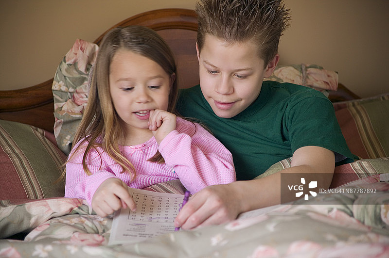 男孩和女孩在读书图片素材