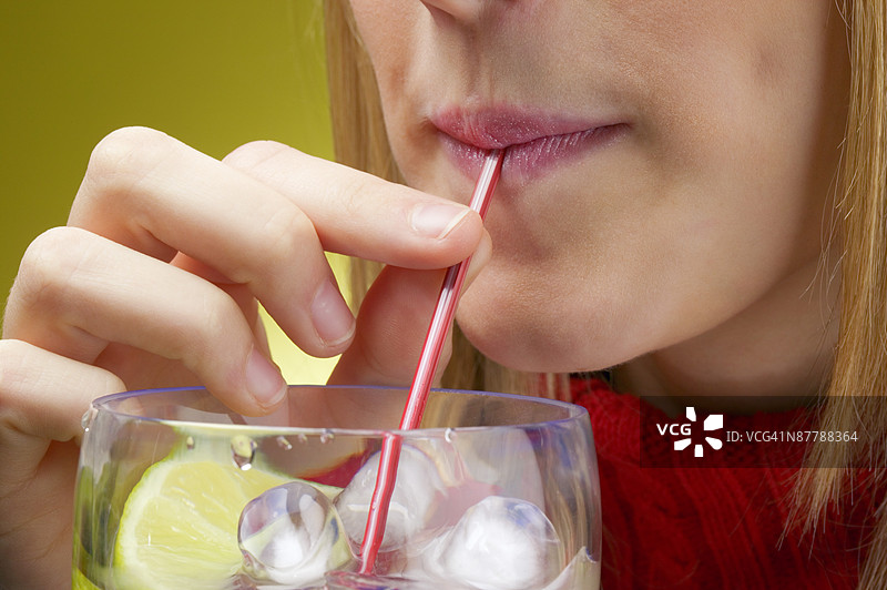 女人饮用特写图片素材
