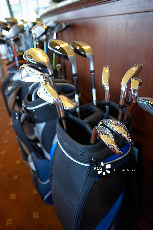 体育用品商店内装有球杆的高尔夫球包图片素材