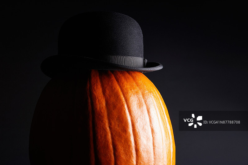 南瓜上的圆顶硬礼帽影棚拍摄图片素材