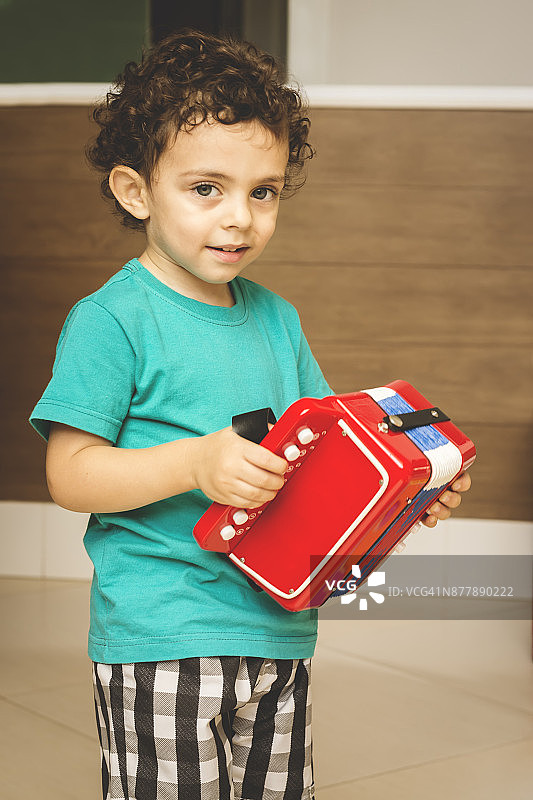 可爱的音乐家男孩图片素材