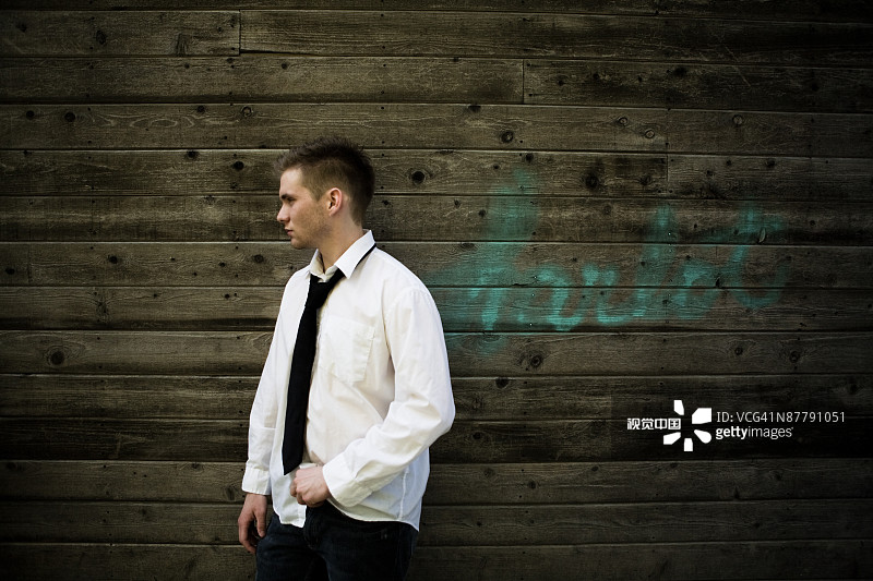 一个人孤零零地站在墙边图片素材