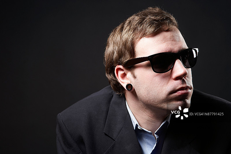 戴太阳镜的商人影棚肖像图片素材
