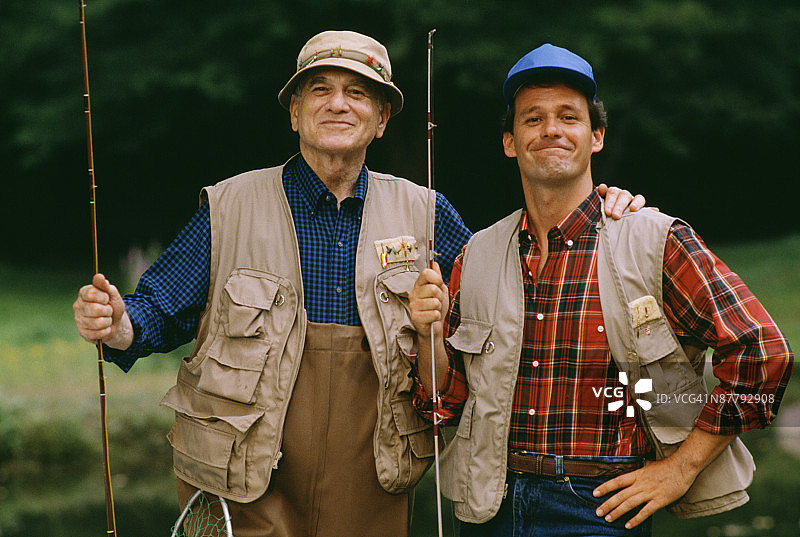 成年父子身着钓鱼装备合影图片素材