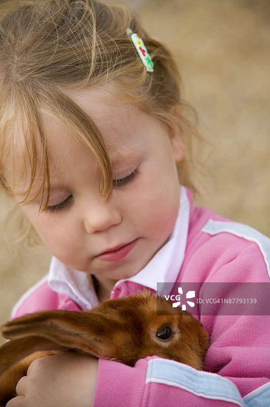 女孩抱着兔子图片素材