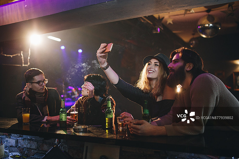 在俱乐部里的自拍照图片素材