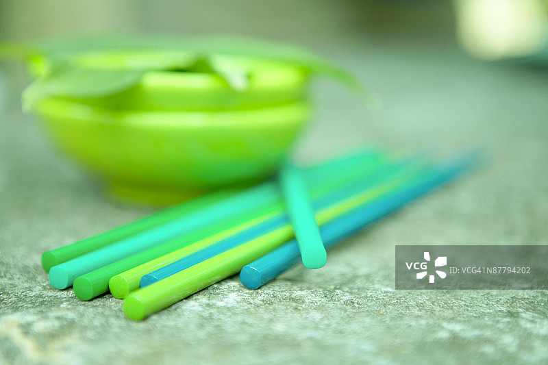 碗附近的木棍图片素材