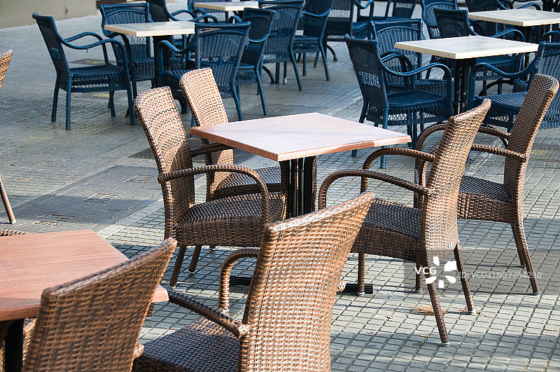 西班牙咖啡馆露台上的户外家具图片素材