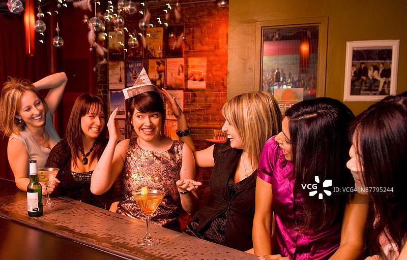 一群女性在餐厅的酒吧庆祝图片素材