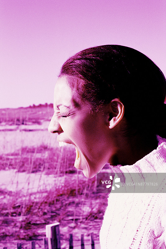 女人在大喊图片素材