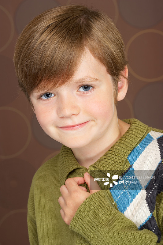 微笑男孩的工作室肖像图片素材