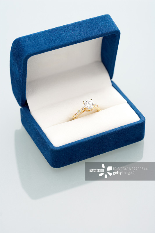 盒装订婚戒指图片素材