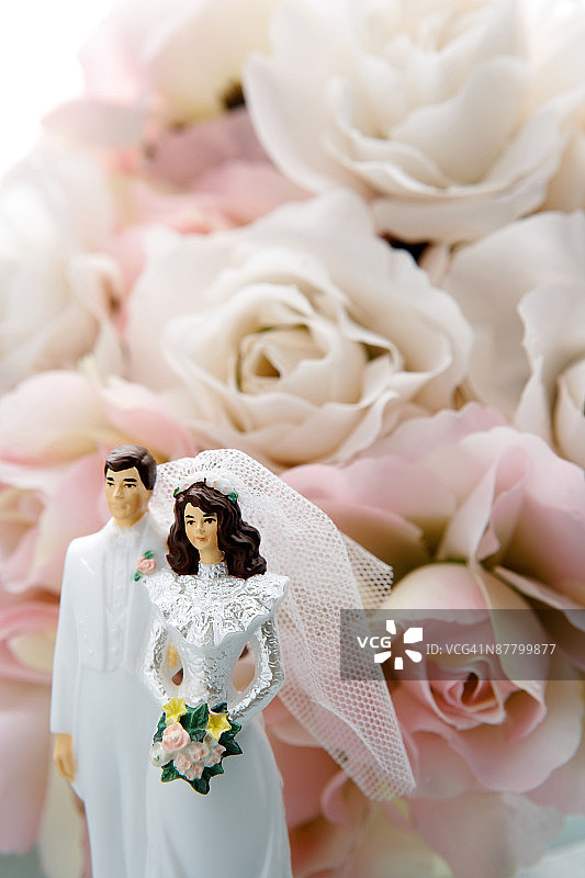 带有婚礼蛋糕装饰的新娘捧花图片素材