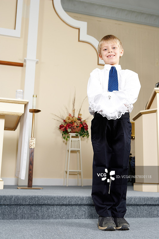 在祭坛上摆姿势的戒指童子图片素材