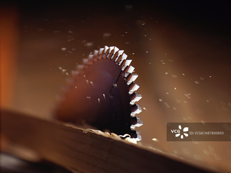 锯片切割木材图片素材