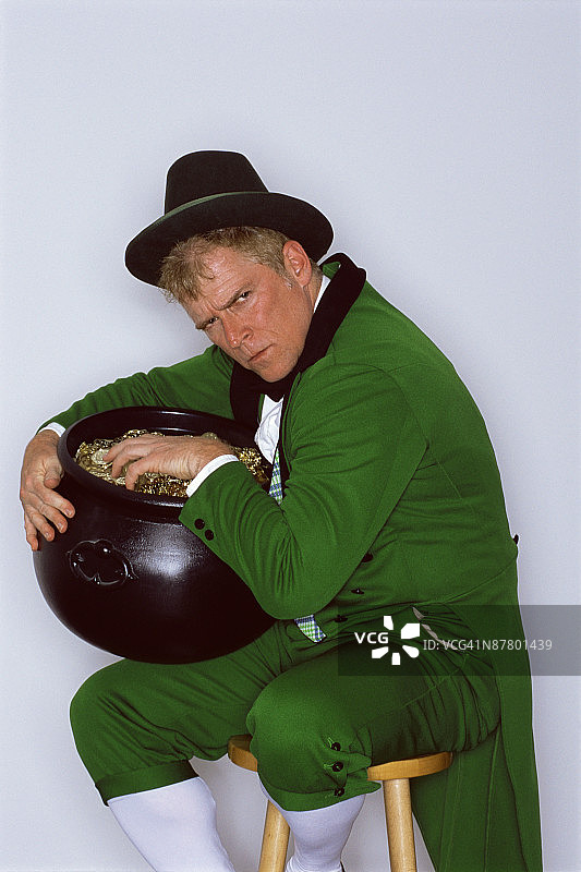 抱着一罐金币的绿矮人图片素材