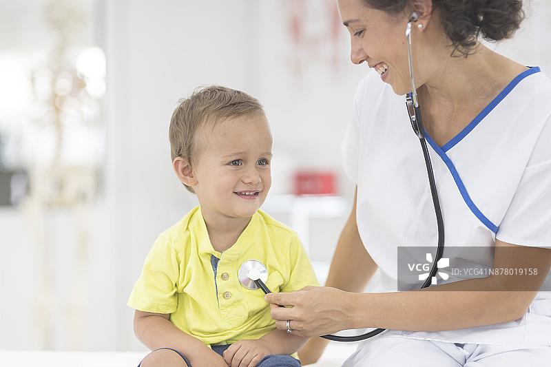 小男孩在医生办公室检查心跳图片素材