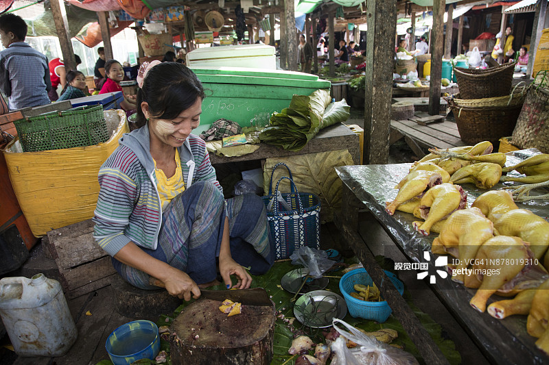 缅甸实皆省卡塔市场出售的鸡肉图片素材