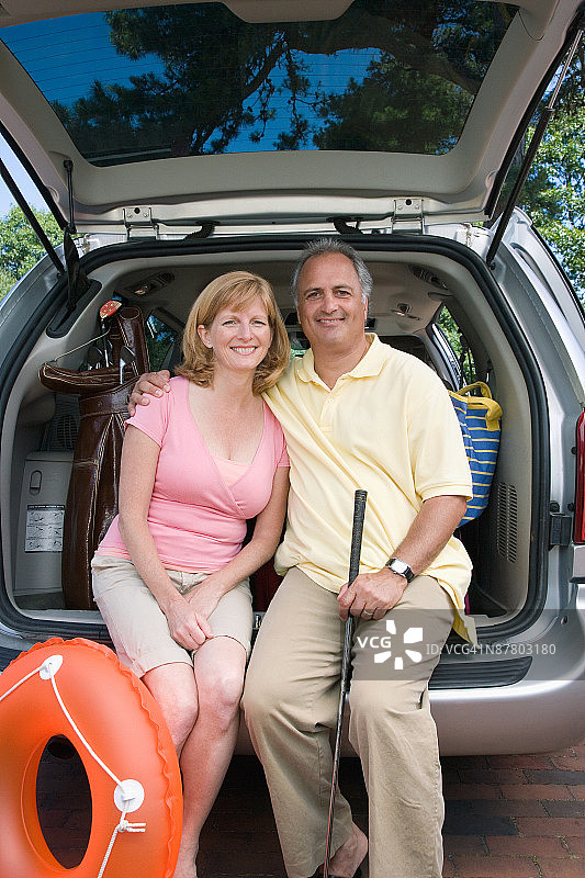 夫妻在掀背式货车中摆姿势，准备度假图片素材