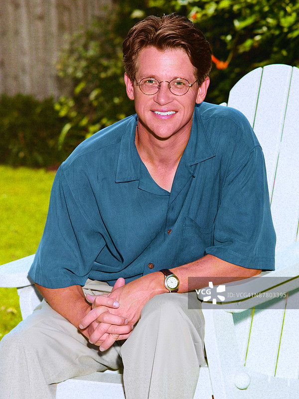 照片，坐在草坪椅上的男人，彩色，高分辨率图片素材