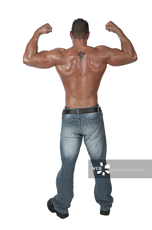 展示肌肉的男性模特背面图片素材