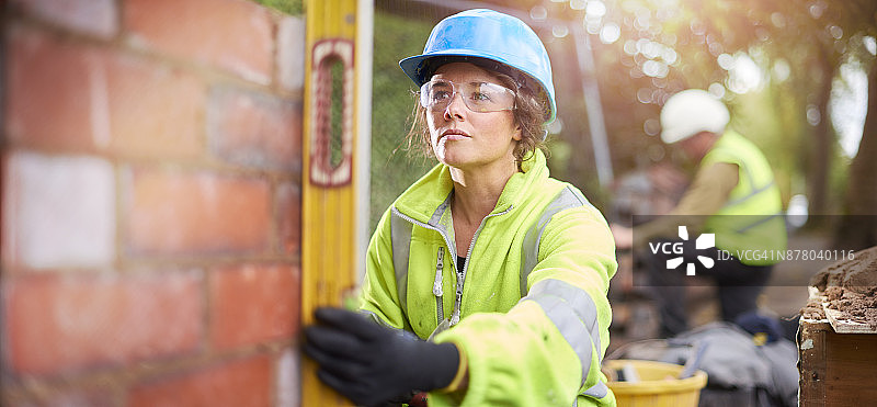 施工现场的女建筑工人图片素材