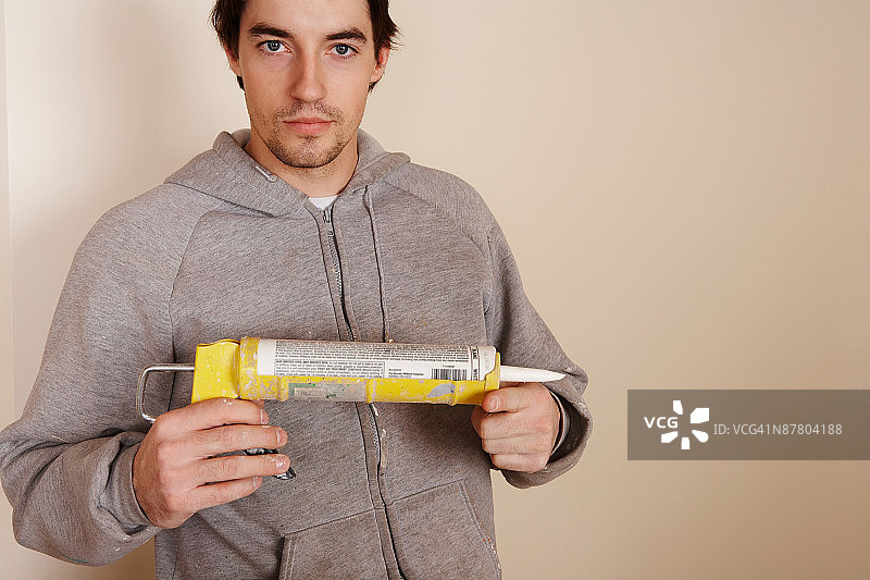 带着填缝枪的男人图片素材