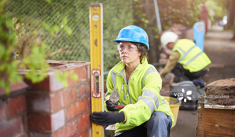 年轻女泥瓦匠图片素材