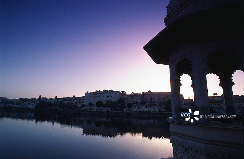 印度日出时的湖宫酒店图片素材