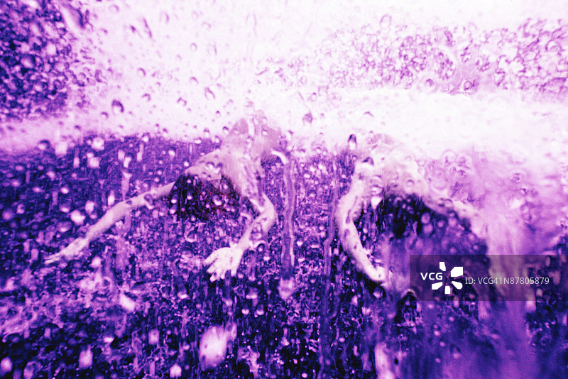 人们从瀑布上跌落下来图片素材