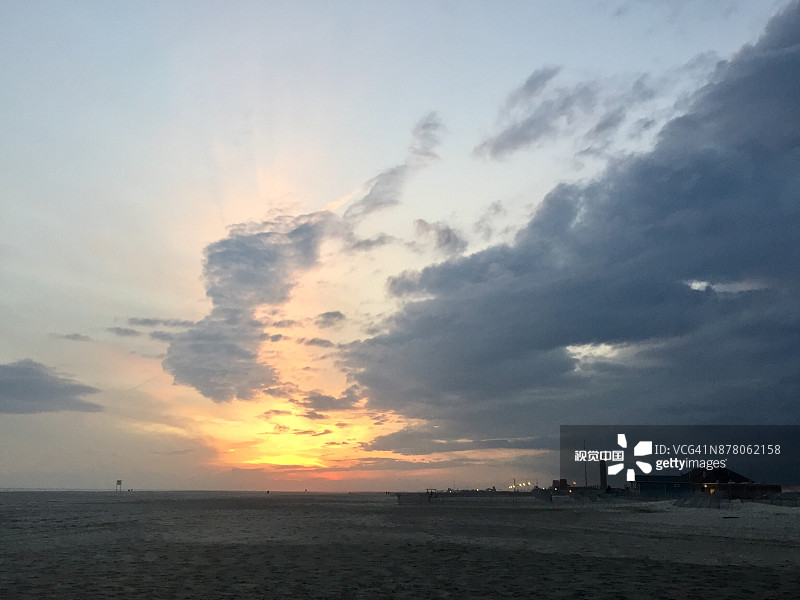 日落时分海洋沙滩上的广阔天空图片素材
