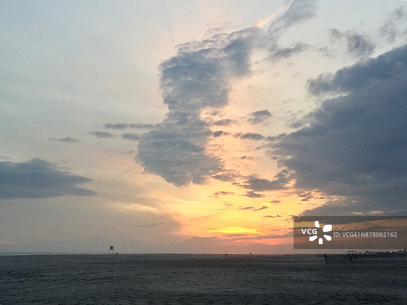 日落时分海洋沙滩上的广阔天空图片素材