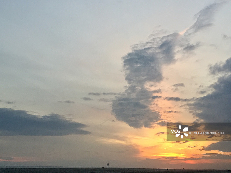 日落时分海洋沙滩上的广阔天空图片素材