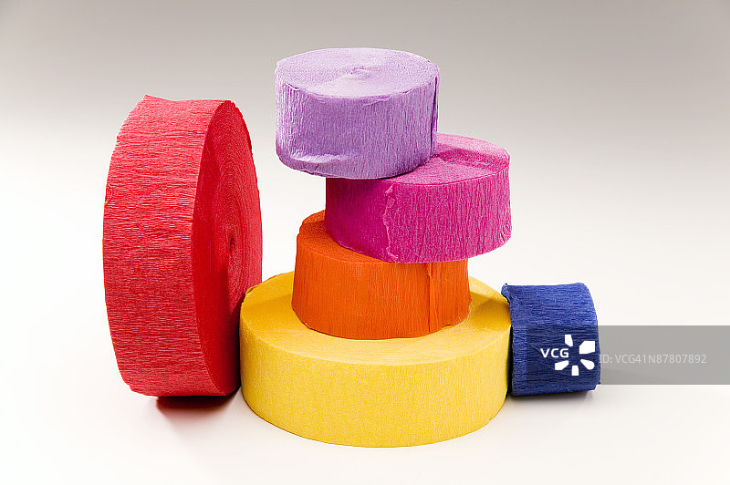 成卷的彩色皱纹纸图片素材