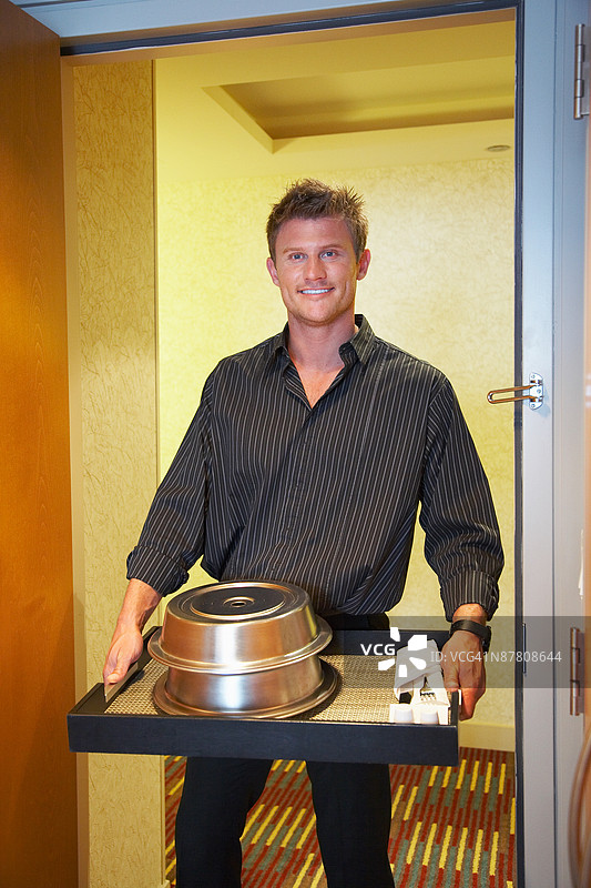 送餐员为酒店客房提供服务图片素材