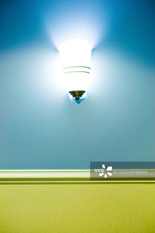 墙壁上的发光图片素材