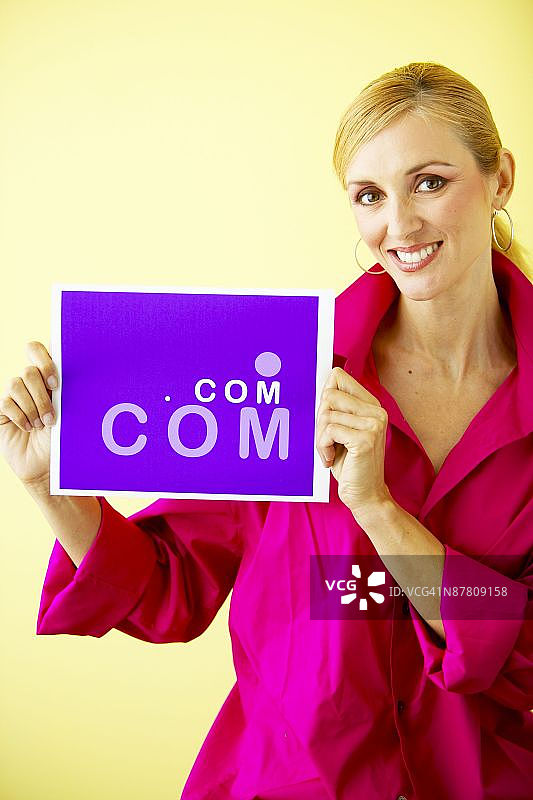 女人拿着广告海报图片素材