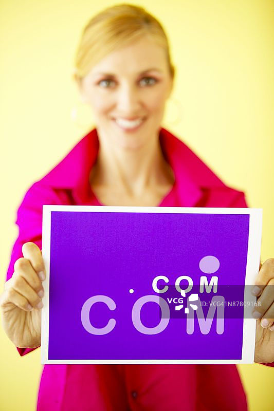 女人拿着广告海报图片素材