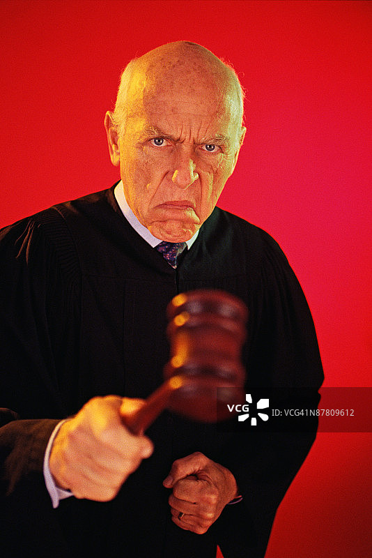 表情愤怒的法官图片素材