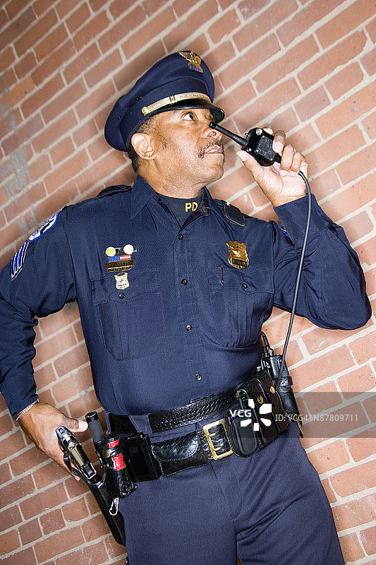 警察拔枪图片素材