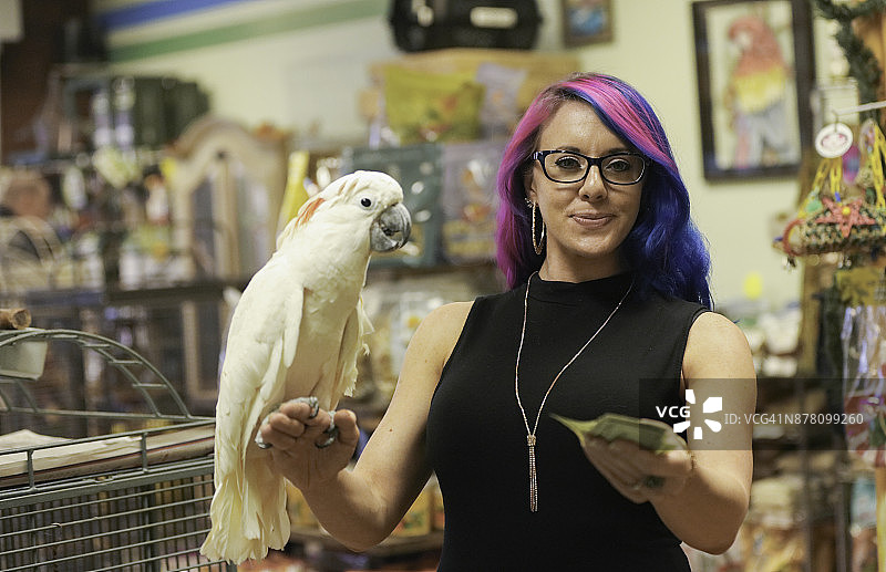 在宠物店购买鹦鹉的女人图片素材